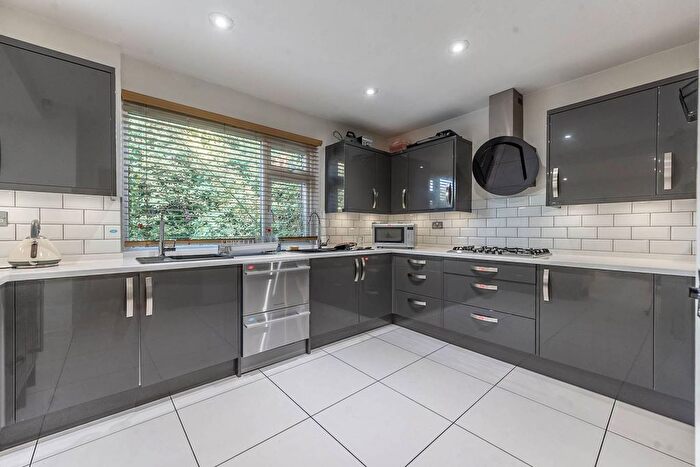 4 Bedroom Detached House For Sale In The Rise, Edgware, HA8