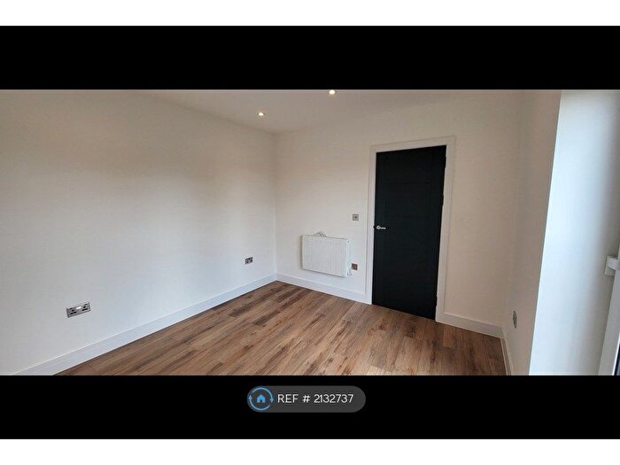 2 Bedroom Flat To Rent In Balham High Road, London, SW17