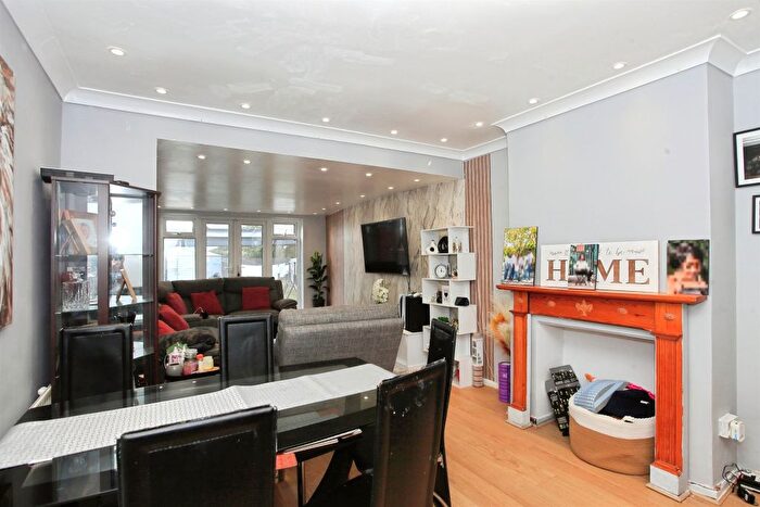 3 Bedroom Semi-Detached House For Sale In Oakdale Avenue, Peterborough, PE2