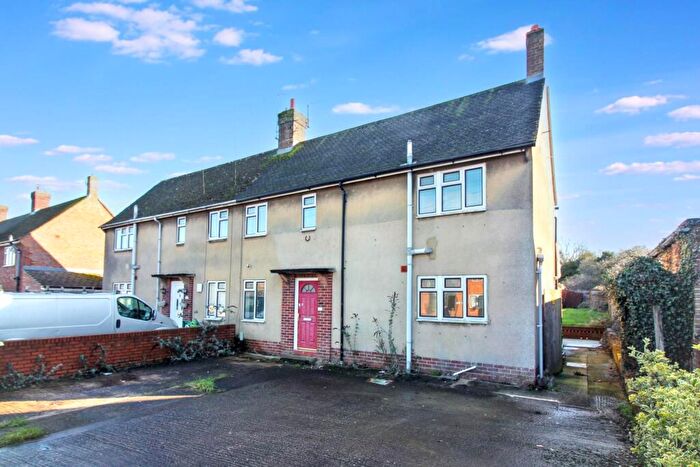 3 Bedroom Semi-Detached House For Sale In Overn Avenue, Buckingham, MK18