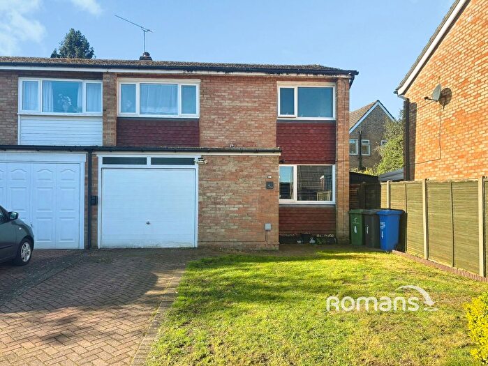 3 Bedroom Semi Detached House For Sale In The Glebe, Blackwater, Surrey, GU17