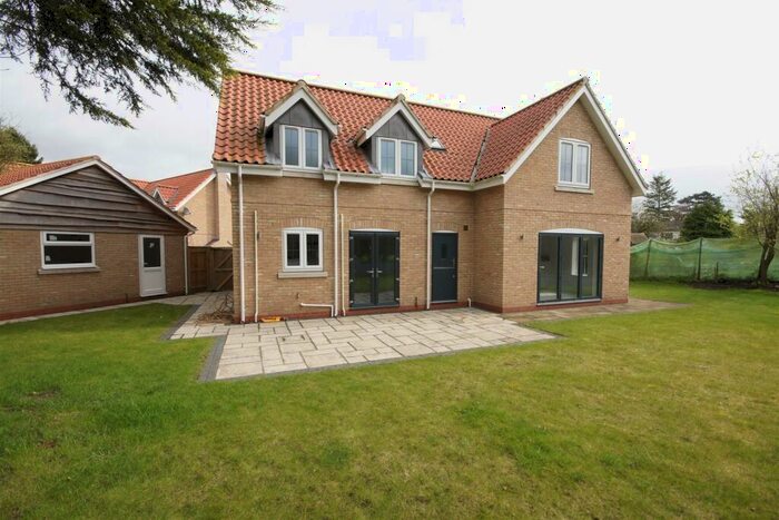 3 Bedroom Detached House For Sale In Carisbrook Drive, (Main Street), Elloughton, HU15