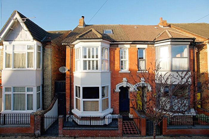 4 Bedroom Semi Detached House For Sale In Stanley Street | Bedford | Beds | | Lovely House, MK41