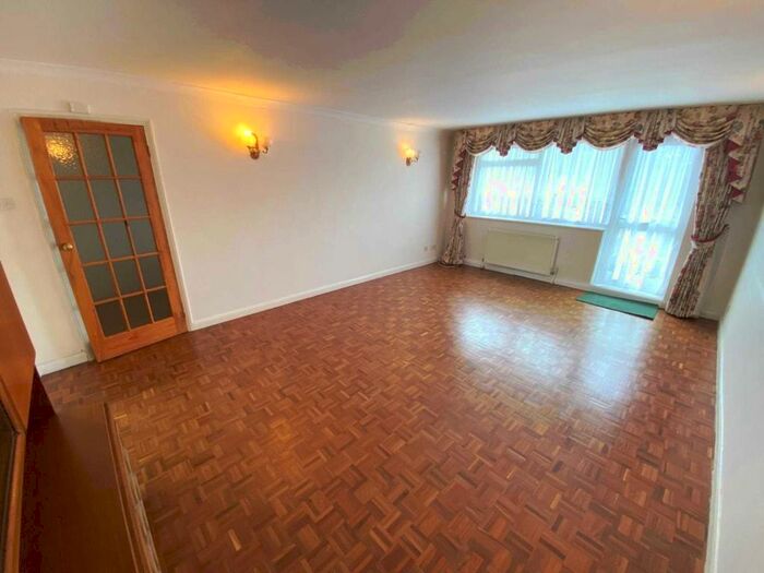 2 Bedroom Flat To Rent In Stonegrove, Edgware, HA8