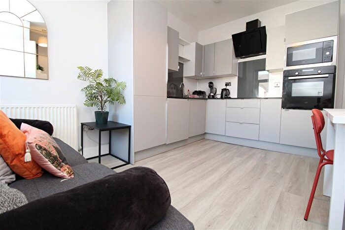 2 Bedroom Flat To Rent In Top Floor Flat, Treharris Street Cardiff, CF24