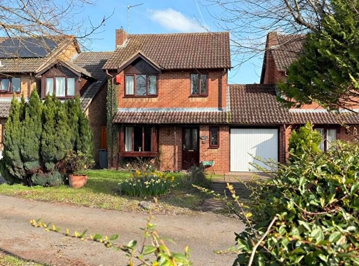 3 Bedroom Link Detached House For Sale In Lyon Close, Thatcham, RG19