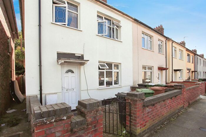 3 Bedroom Semi-detached House For Sale In Thistlemoor Road, Peterborough, PE1