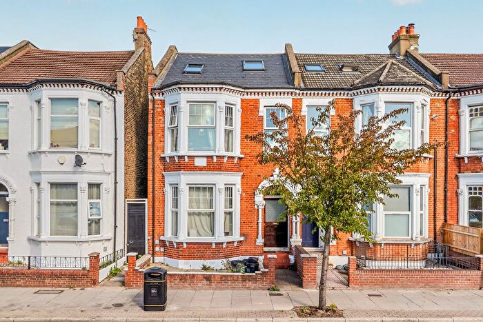 2 Bedroom Flat To Rent In Tooting Bec Road, London, SW17