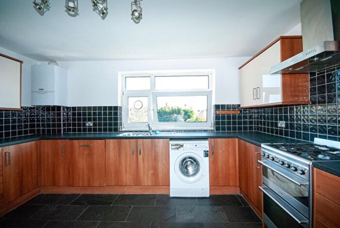 2 Bedroom Flat To Rent In Highfield Cloisters, Hadleigh Road, Leigh-on-Sea, SS9