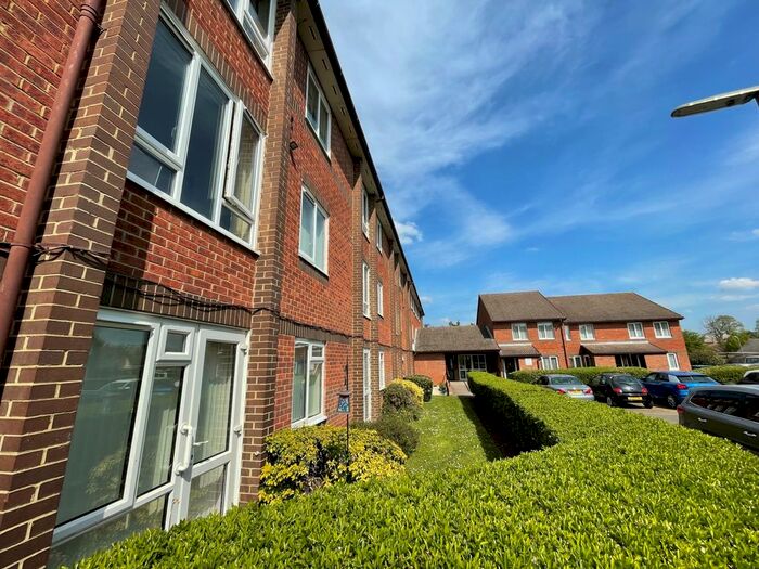 1 Bedroom Flat For Sale In Manor Farm Court, Egham, Surrey, TW20