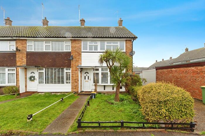 3 Bedroom Semi Detached House For Sale In Braxted Close, Rochford, Essex, SS4