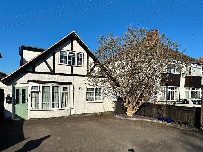 4 Bedroom Detached House For Sale In Honeycrock Lane, Salfords, Redhill, RH1