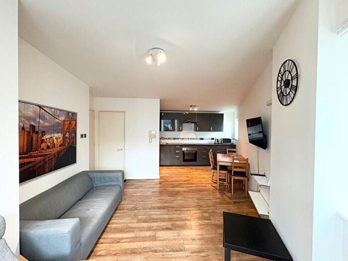 2 Bedroom Flat To Rent In Putney Bridge Road, London, SW15