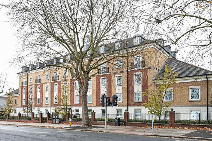 2 Bedroom Flat For Sale In High Road, Finchley Central, London, N12