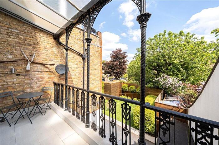 2 Bedroom Flat For Sale In Bolingbroke Grove, Between The Commons, SW11