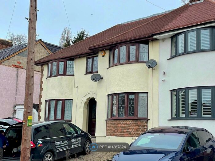 5 Bedroom Semi-Detached House To Rent In The Shrubberies, Chigwell, IG7