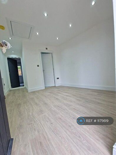 Studio To Rent In Colindeep Gardens, Hendon, NW4