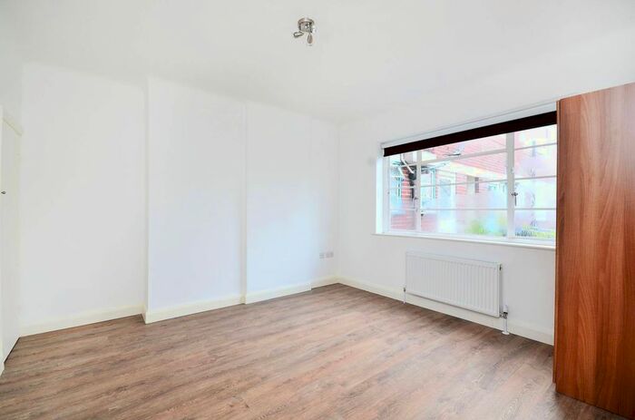 2 Bedroom Flat To Rent In Denison Close, Hampstead Garden Suburb, London, N2