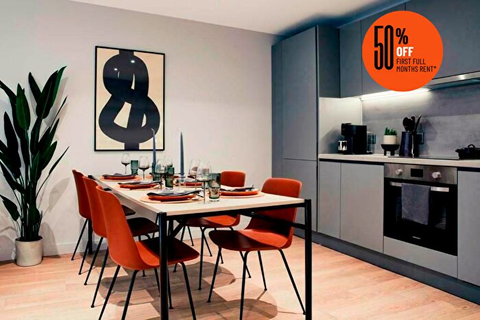 3 Bedroom Apartment To Rent In Solasta Riverside, Clyde Place, Glasgow, G5