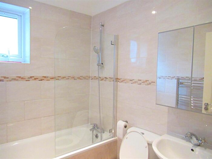 2 Bedroom Apartment To Rent In Hazelwood Road, Walthamstow, E17