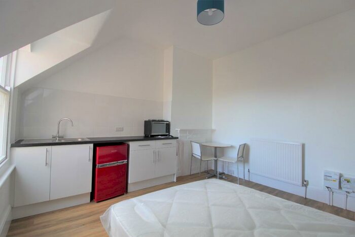 Studio To Rent In Hove Park Villas, Hove, BN3