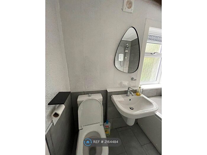 3 Bedroom Flat To Rent In Croftmont Avenue, Glasgow, G44