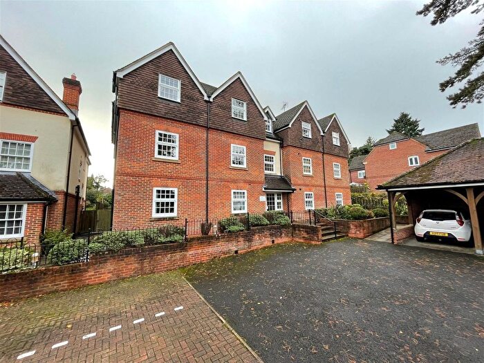 2 Bedroom Flat To Rent In Andover Road, Newbury, RG14