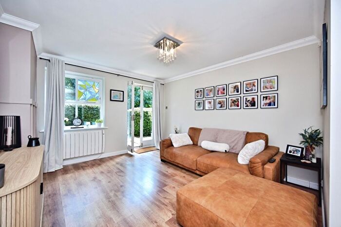 2 Bedroom Flat For Sale In River Bank Close, Maidstone, Kent, ME15