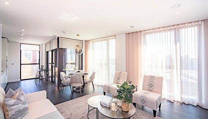 2 Bedroom Flat To Rent In Thornes House, London, SW11