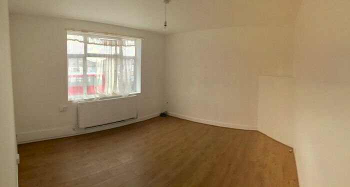 2 Bedroom Flat To Rent In Whalebone Lane South, Chadwell Heath, RM8