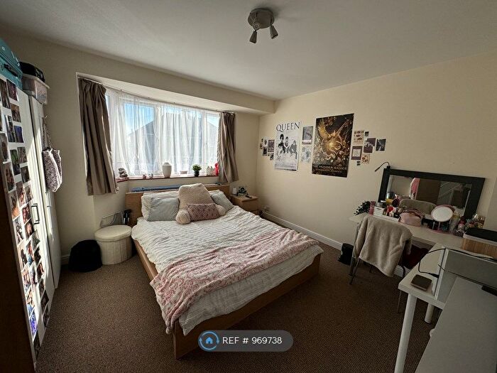 5 Bedroom Semi-Detached House To Rent In Pennings Avenue, Guildford, GU2