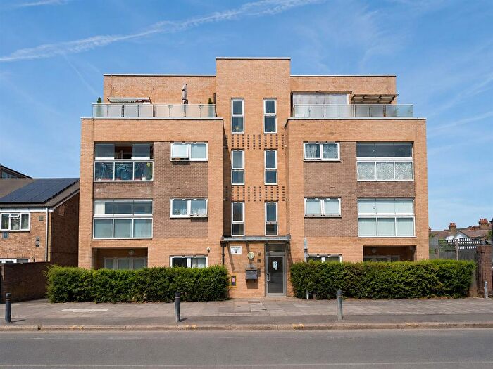 2 Bedroom Flat For Sale In Davis Court, Tivoli Road, Hounslow, TW4