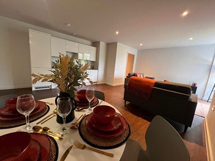 1 Bedroom Apartment To Rent In Longfield House, Headingley Park, Victoria Road, Leeds, West Yorkshire, LS6