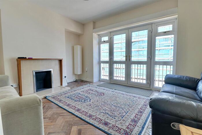 2 Bedroom Flat For Sale In Osborne Road, Southsea, PO5