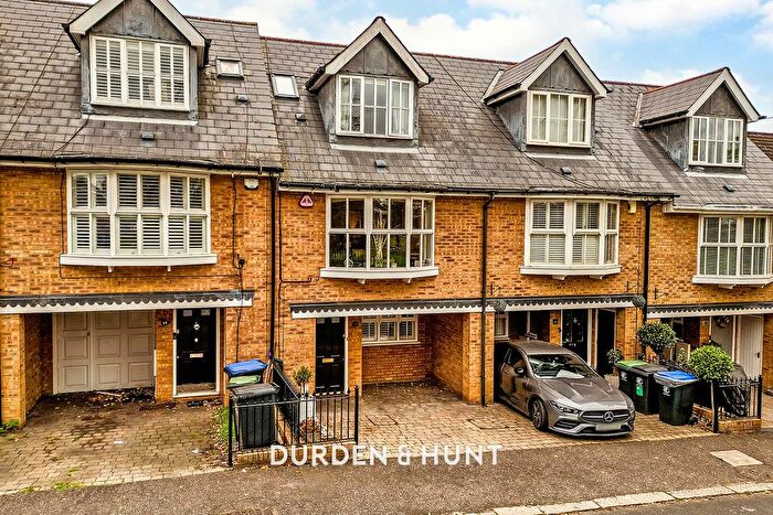 3 Bedroom Town House For Sale In Turpins Lane, Woodford Green, IG8