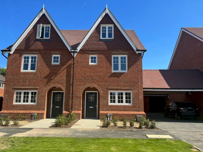 3 Bedroom Town House To Rent In Webber Street Westvale Park, RH6