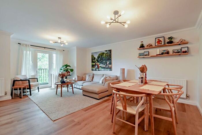 2 Bedroom Flat To Rent In Springwell Lane, Rickmansworth, WD3