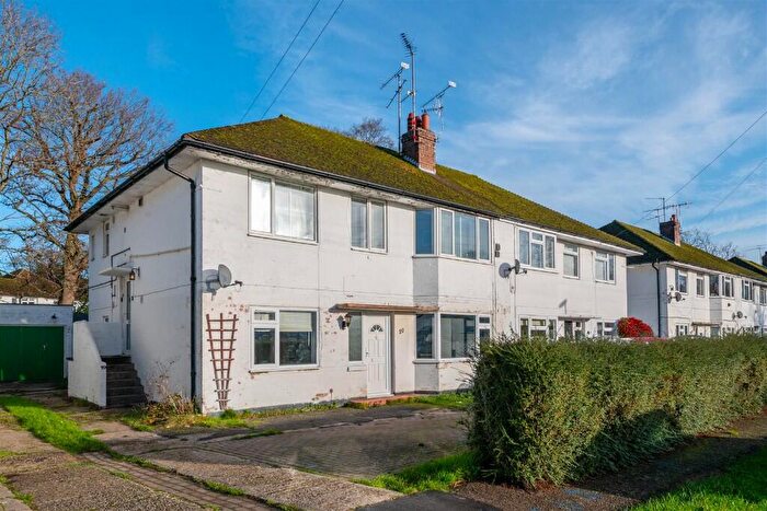 2 Bedroom Ground Maisonette For Sale In Meadowcroft Close, Horley, Surrey, RH6
