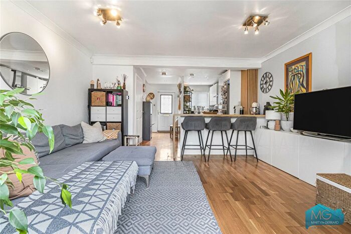 3 Bedroom End Terrace House For Sale In Primrose Close, London, N3