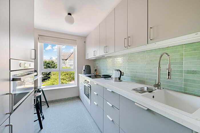 2 Bedroom Flat To Rent In Garter Way, SE16