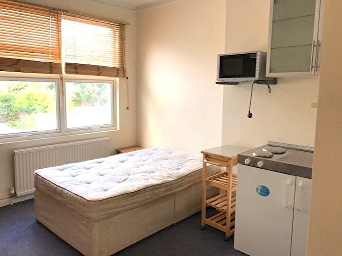 Studio To Rent In Queens Road, London, NW4