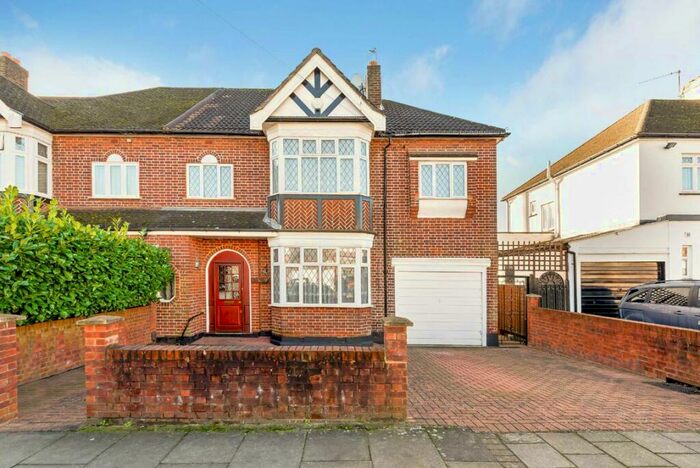 4 Bedroom Semi-Detached House To Rent In Laurel Way, Whestone, N20