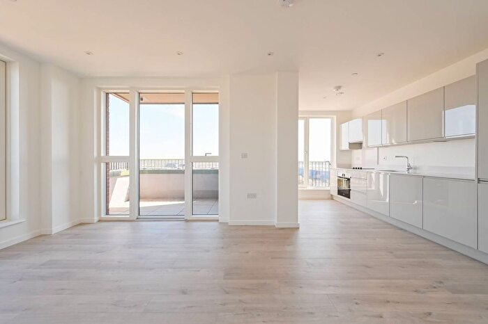 2 Bedroom Flat To Rent In Meadowpip House, Edmonton, London, N18