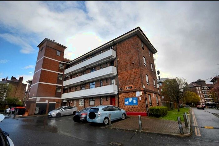 3 Bedroom Apartment To Rent In Geldeston Road, E5