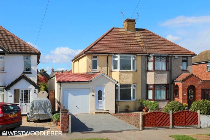 4 Bedroom Semi-Detached House To Rent In Stortford Road, Hoddesdon, EN11