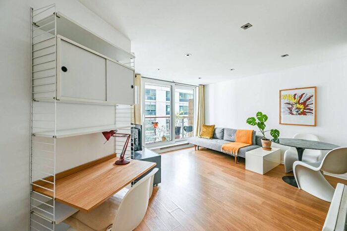 2 Bedroom Flat To Rent In Hanover House, Vauxhall, London, SW8