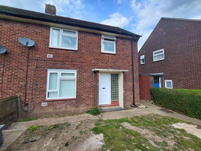 3 Bedroom Semi-Detached House To Rent In Red Rails, Luton, Bedfordshire, LU1
