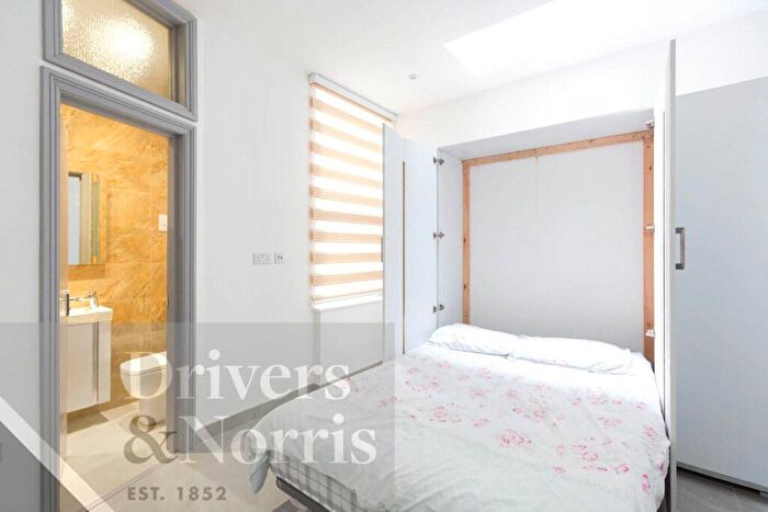 Apartment To Rent In Wordsworth Parade, Turnpike Lane, London, N8
