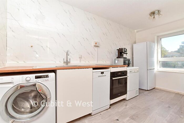 2 Bedroom Flat For Sale In Basinghall Gardens, Sutton, Surrey, SM2