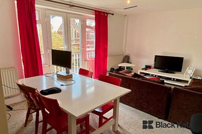 3 Bedroom Flat To Rent In Battersea High Street, Battersea, SW11